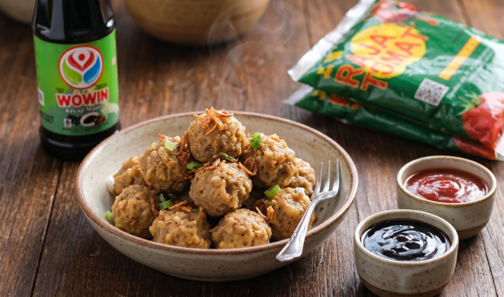 Pentol Kriwil dengan Kecap Manis Sehat Wowin dan Saus Raja Tomat