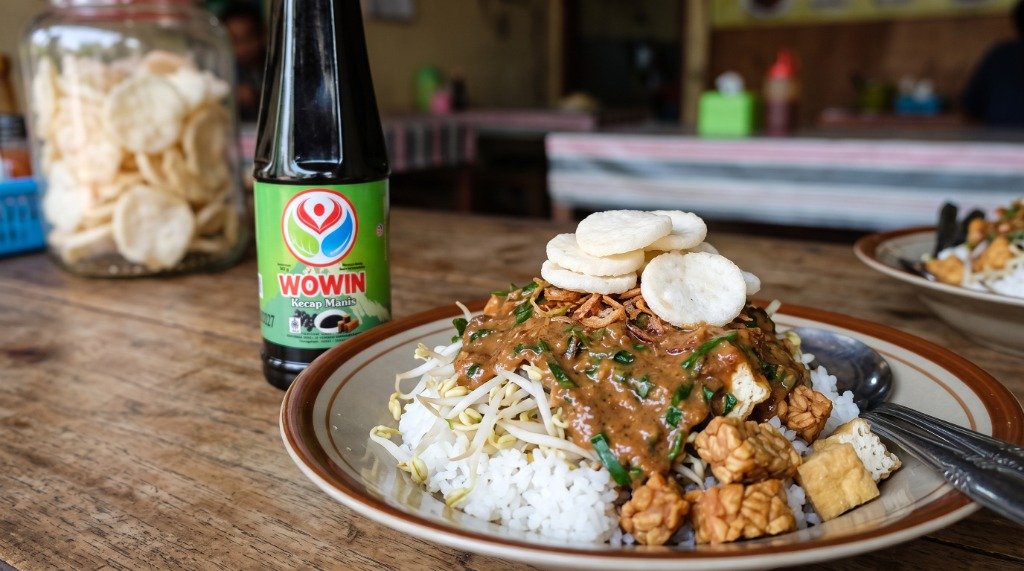 Resep Nasi Lengko Khas Cirebon Bumbu Kacang Gurih ala Wowin Food